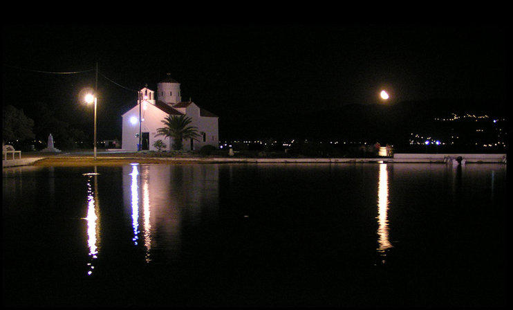 Enjoy the moonlight by the sea